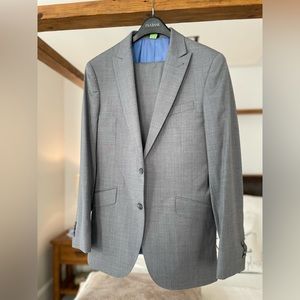 Jos A Banks, Grey suit men’s, Only wore once. Coat 40R, pants 32x32.